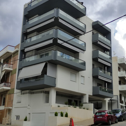 Νέα τετραώροφη οικοδομή σε pilotis με υπόγειο και σοφίτα