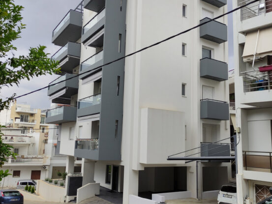 Νέα τετραώροφη οικοδομή σε pilotis με υπόγειο και σοφίτα